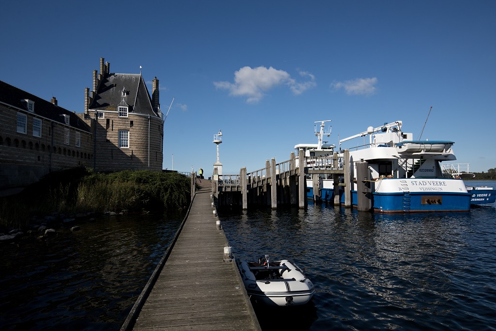 historisch meer stadhuis toerisme toeristisch veere veerse meer walcheren zeeuwse delta boten haven jachthaven strand korenmolen molen zeeland grote kerk hdr